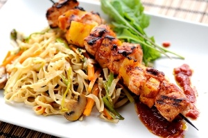 Nudelsallad med grillade kycklingspett Nudelsallad med grillade kycklingspett